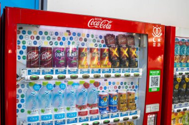 Bir Coca-Cola otomatına yakın çekim ve çeşitli içecekler.