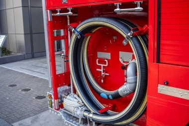 Tokyo, Japonya, 30 Ekim 2023: Bir itfaiye aracının hortum ve ekipmanlarına yakın çekim