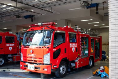 Tokyo, Japonya, 30 Ekim 2023: Kanda İtfaiye Koyu 'nda itfaiye aracı acil durum için hazır