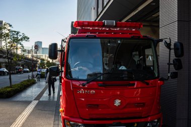 Tokyo, Japonya, 30 Ekim 2023: İtfaiye istasyonunun önüne park edilmiş kırmızı bir itfaiye aracı.