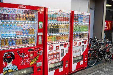 Tokyo, Japonya, 30 Ekim 2023: Şehir kaldırımında renkli içecek otomatları sırası
