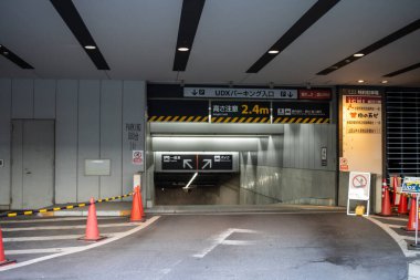 Tokyo, Japonya, 30 Ekim 2023: Yeraltı otoparkı girişi ve yükseklik sınırlaması işareti