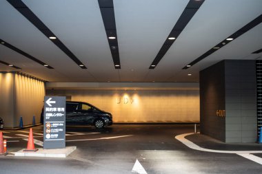 Tokyo, Japonya, 30 Ekim 2023: Araç yeraltı otoparkından çıkıyor