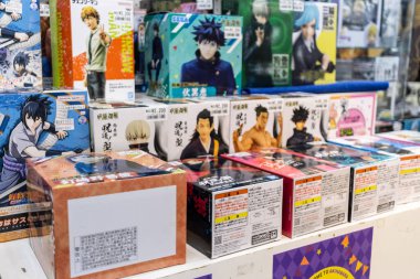 Tokyo, Japonya, 30 Ekim 2023: Anime rakamları ve koleksiyonu Akihabara mağazasında satılıyor