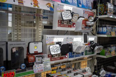 Tokyo, Japonya, 30 Ekim 2023: Çeşitli bisiklet ışıkları ve aksesuarları bir spor mağazasında sergileniyor