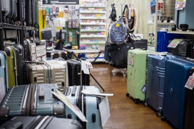 Tokyo, Japonya, 30 Ekim 2023: Bir Akihabara elektronik mağazasında satılık bagaj çeşitleri