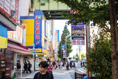 Tokyo, Japonya, 30 Ekim 2023: Akihabara 'da dükkanlar ve yayalar ile dolu sokak manzarası