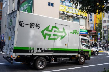 Tokyo, Japonya, 30 Ekim 2023: Akihabara 'daki yerel bir kurye servisinden kargo kamyonu