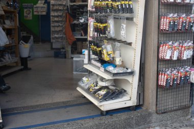 Tokyo, Japonya, 30 Ekim 2023: Akihabara 'da bir sokak dükkanında elektronik aksesuarların gösterimi