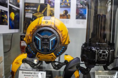 Tokyo, Japonya, 30 Ekim 2023: Fütürist Gravastar Bluetooth bir elektronik mağazasında sergileniyor