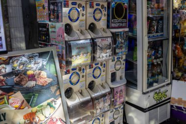 Tokyo, Japonya, 30 Ekim 2023: Akihabara 'da Gachapon otomatları ve oyuncak sergileri
