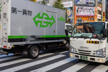 Tokyo, Japonya, 30 Ekim 2023: Akihabara sokaklarında bir dağıtım kamyonunun yan görüntüsü