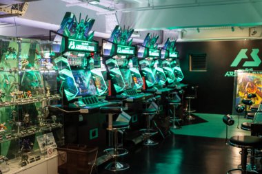Tokyo, Japonya, 30 Ekim 2023: Akihabara 'da bir oyun mekanında atari makineleri sırası