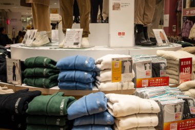 Tokyo, Japonya, 30 Ekim 2023: Çeşitli yatak ve havlular bir mağazada sergileniyor
