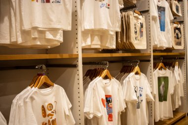 Tokyo, Japonya, 30 Ekim 2023: Bir moda mağazasında raflarda sergilenen grafik tişört koleksiyonu