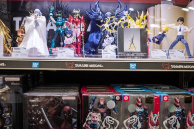 Tokyo, Japonya, 30 Ekim 2023: Tamashii Uluslarının heykelciklerinin bir Japon mağazasında sergilenmesi