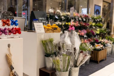 Tokyo, Japonya, 30 Ekim 2023: Bir Japon mağazasında satılık taze çiçek buketleri