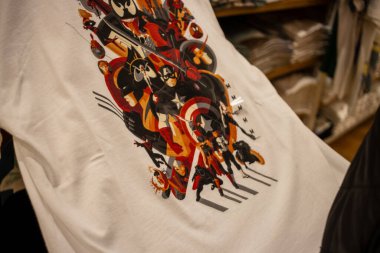 Tokyo, Japonya, 30 Ekim 2023: Geleneksel Japon sanat eserlerinin sergilendiği grafiksel tişört