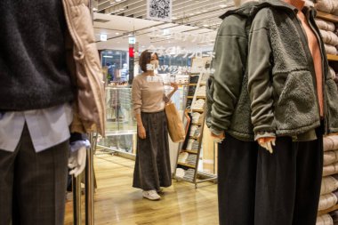 Tokyo, Japonya, 30 Ekim 2023: Bir mağazada kadın modası sergileyen manken