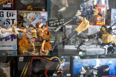 Tokyo, Japonya, 30 Ekim 2023: Bir mağazada sergilenen popüler dizilerden Anime aksiyon figürleri