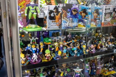 Tokyo, Japonya, 30 Ekim 2023: Dragon Ball Z figürleri ve malları indirimde