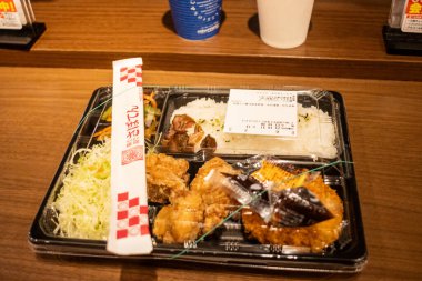 Tokyo, Japonya, 30 Ekim 2023: Japon fast-food restoranından hazır yemek