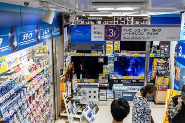 Tokyo, Japonya, 30 Ekim 2023: Bir elektronik mağazasında alışveriş yapanlar ve çeşitli ürünler sergileniyor