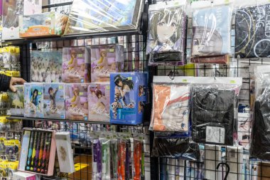 Tokyo, Japonya, 30 Ekim 2023: Bir mağazada anime vücut yastıkları duvar görüntüsü