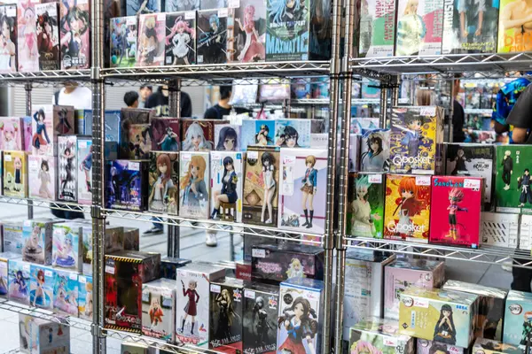 Tokyo, Japonya, 30 Ekim 2023: Anime ve manga ürünleri bir mağazada sergileniyor