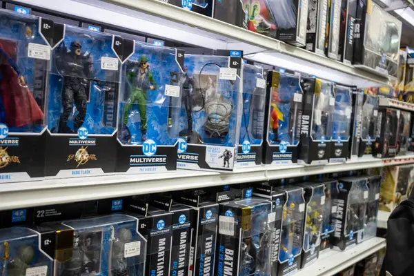 Tokyo, Japonya, 30 Ekim 2023: Çizgi roman serilerinden aksiyon figürleri bir mağaza rafında sergilendi