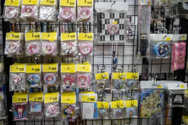 Tokyo, Japonya, 30 Ekim 2023: Bir mağazada çeşitli anime karakter ürünlerinin gösterimi