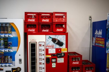 Tokyo, Japonya, 30 Ekim 2023: Coca-Cola da dahil olmak üzere içecek otomatları dizisi