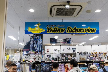 Tokyo, Japonya, 30 Ekim 2023: HOBBY Üs Sarı Denizaltı Mağazası 'nda müşteriler geziniyor