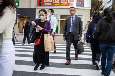 Tokyo, Japonya, 30 Ekim 2023: Tokyo 'da karşıdan karşıya geçen çeşitli insanlar