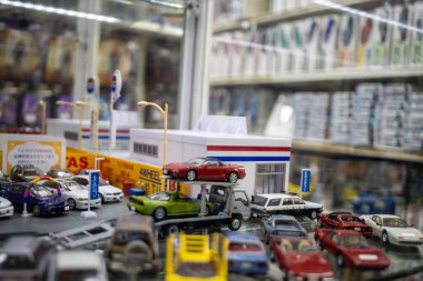 Tokyo, Japonya, 30 Ekim 2023: Tokyo 'daki hobi dükkanında model arabalar ve araçlar sergilendi