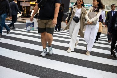 Tokyo, Japonya, 30 Ekim 2023: Tokyo 'da kalabalık bir kavşakta insanlar karşıdan karşıya geçiyor