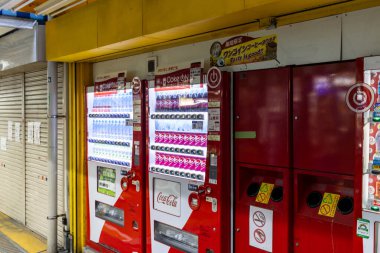 Tokyo, Japonya, 30 Ekim 2023: Tokyo caddesi köşesinde içki satan kırmızı otomatlar