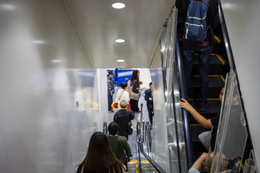 Tokyo, Japonya, 30 Ekim 2023: Müşteriler Tokyo 'daki bir alışveriş merkezinde yürüyen merdivene çıkıyorlar