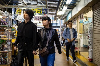 Tokyo, Japonya, 30 Ekim 2023: Akihabara Elektronik Alışveriş Bölgesi 'nde Alışverişçiler