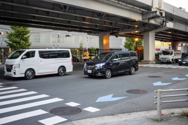 Tokyo, Japonya, 30 Ekim 2023: Tokyo 'da yaya geçidi yakınlarındaki bir üstgeçidin altında trafik