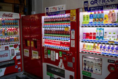 Tokyo, Japonya, 30 Ekim 2023: Tokyo caddesinde sıralanmış çeşitli içecek otomatları
