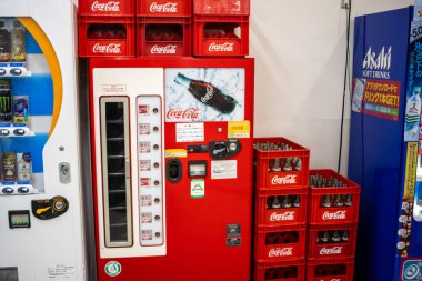 Tokyo, Japonya, 30 Ekim 2023: Coca-Cola da dahil olmak üzere içecek sunan otomatların çeşitliliği