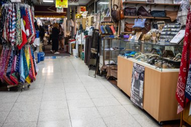Tokyo, Japonya, 30 Ekim 2023: Geleneksel Japon giysi ve aksesuarları satan butik