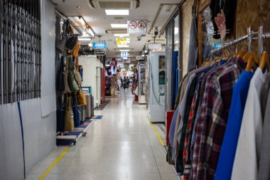 Tokyo, Japonya, 30 Ekim 2023: Çeşitli moda mağazaları olan bir alışveriş salonunun koridor manzarası