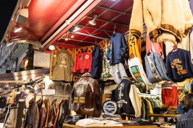 Tokyo, Japonya, 30 Ekim 2023: Moda Kıyafetlerinin Çeşitli Seçimi