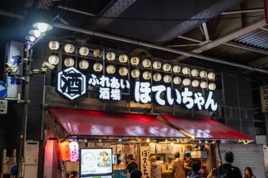 Tokyo, Japonya, 30 Ekim 2023: Geleneksel İmzalı Izakaya Restoran Cephesi