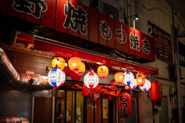 Tokyo, Japonya, 30 Ekim 2023: Geceleri Fenerli Geleneksel Japon Restoranı