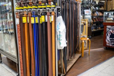 Tokyo, Japonya, 30 Ekim 2023: Yerel bir aksesuar mağazasında çeşitli deri kemerler sergileniyor