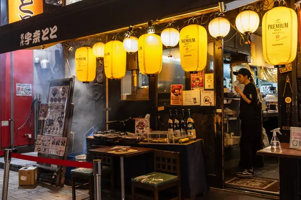 Tokyo, Japonya, 30 Ekim 2023: Izakaya 'ya Fenerlerle Giriş ve Yemek Hazırlama Şefi