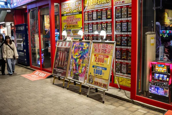 Tokyo, Japonya, 30 Ekim 2023: Tokyo 'daki Vibrant Pachinko Salon Girişi